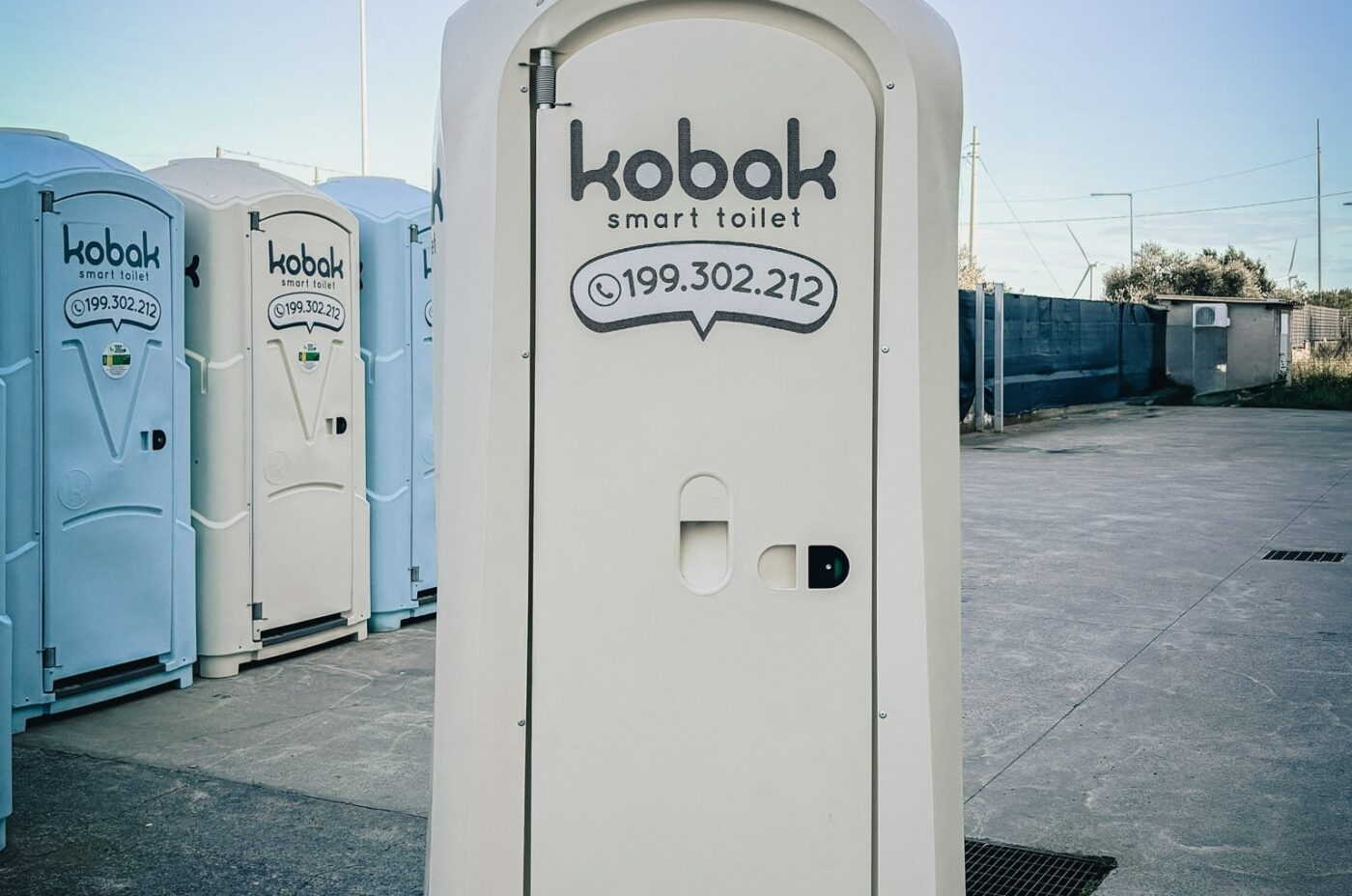 😜 Ammettiamolo: almeno una volta ti sei chiesto “ma com’è fatto dentro un bagno @kobak_smart_toilet?