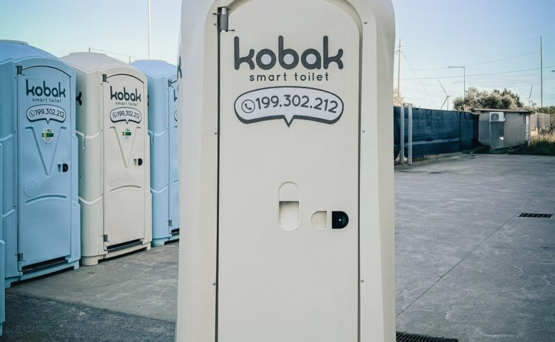 😜 Ammettiamolo: almeno una volta ti sei chiesto “ma com’è fatto dentro un bagno @kobak_smart_toilet?