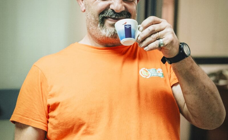 ☕ La riunione più importante della giornata: Silvestro non la salta mai!