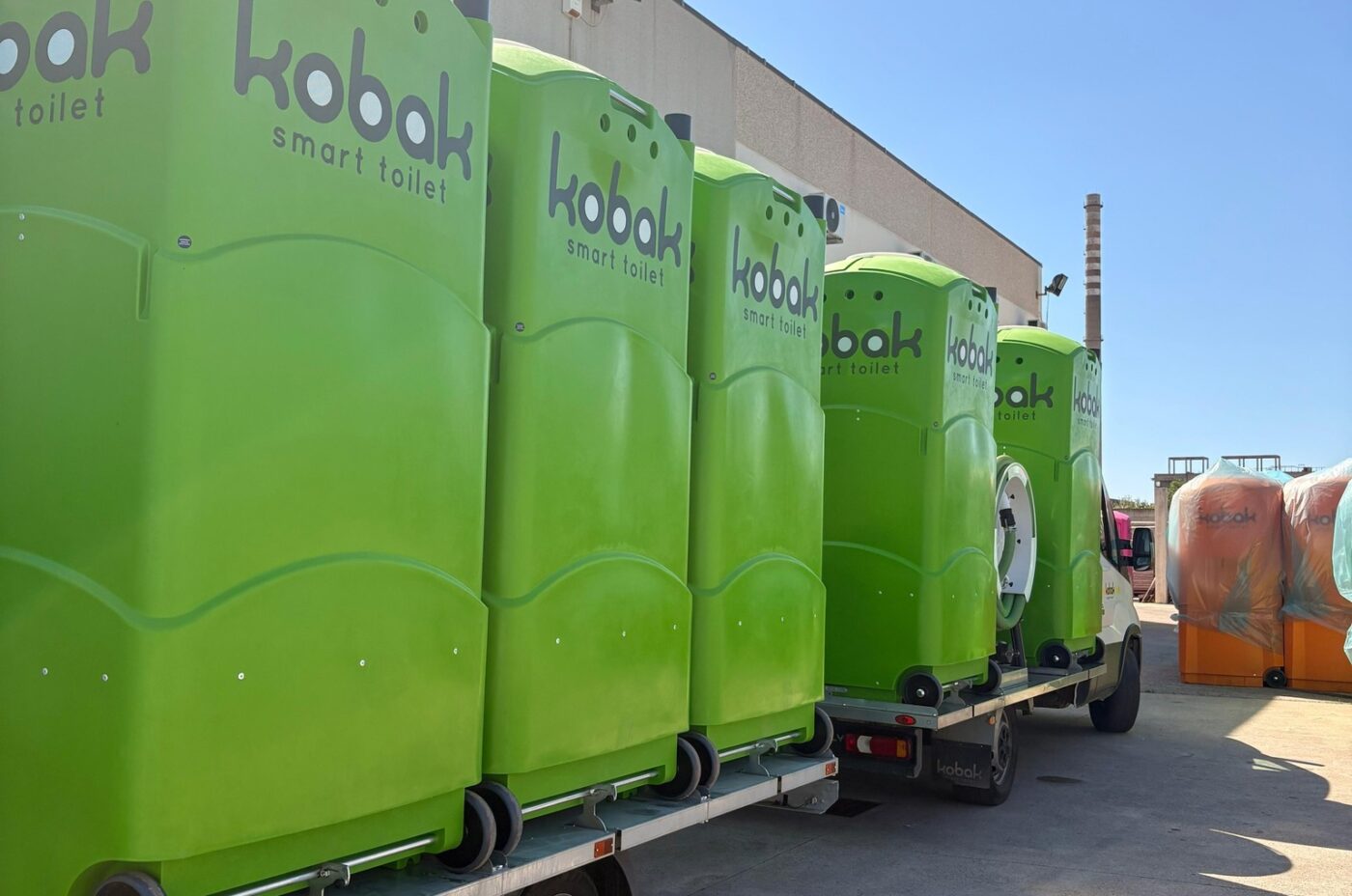 😜 Luglio: c’è chi parte e c’è chi resta… Anche tra i nostri @kobak_smart_toilet!